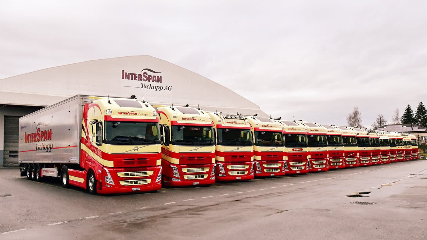 LKW-Flotte vor der Halle der Interspan Tschopp AG