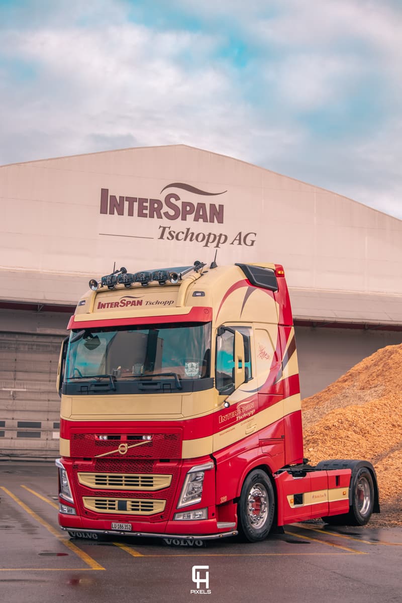 Lastwagen vor der Waschanlage